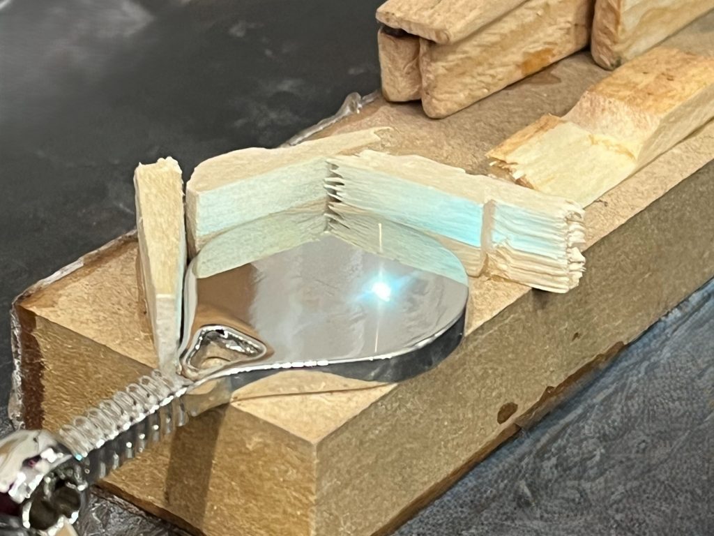 láser marcando un objeto como técnicas de personalización en regalos promocionales