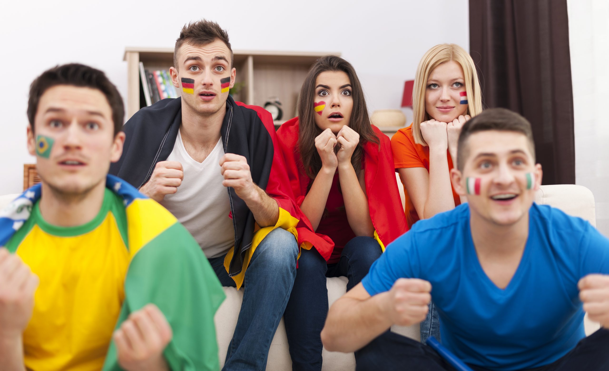 Aficionados utilizando merchandising deportivo durante un evento deportivo